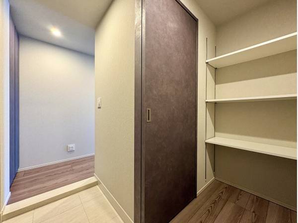 玄関横には大容量のシューズインクローク