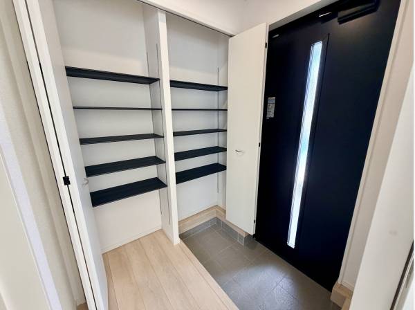 広く利便性の高い玄関収納