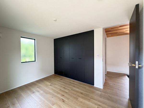 建具が天井まであるのがこの家の特徴。収納力に期待できる居室。