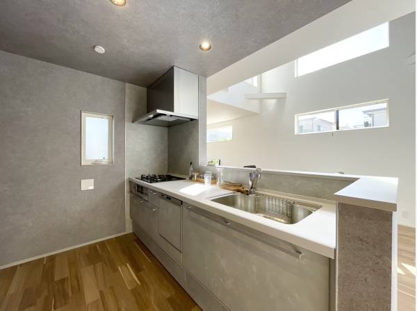 スタイリッシュなデザインの対面式キッチン