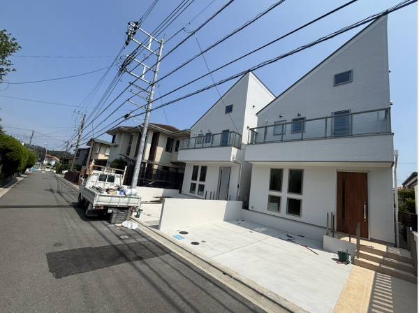 前面道路もとても広々としております！