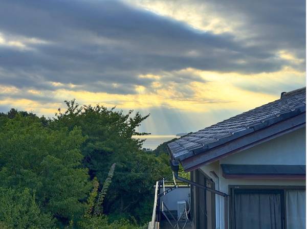 実際の2階より少し低いくらいの高さからですが、海と江の島が見えます！