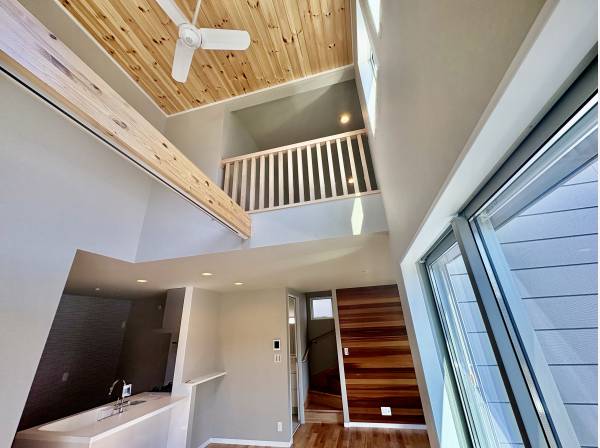 シーリングファンが湘南っぽいですね。