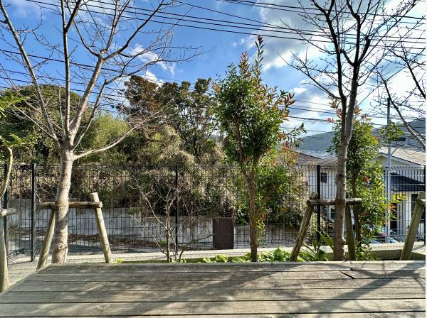 ウッドデッキから葉山らしい山々をご覧いただけます