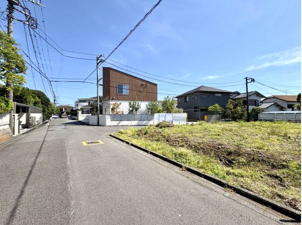 ゆったりとした道路幅員の立地