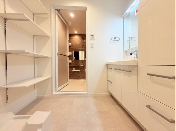 収納たっぷりのパウダールームです♪