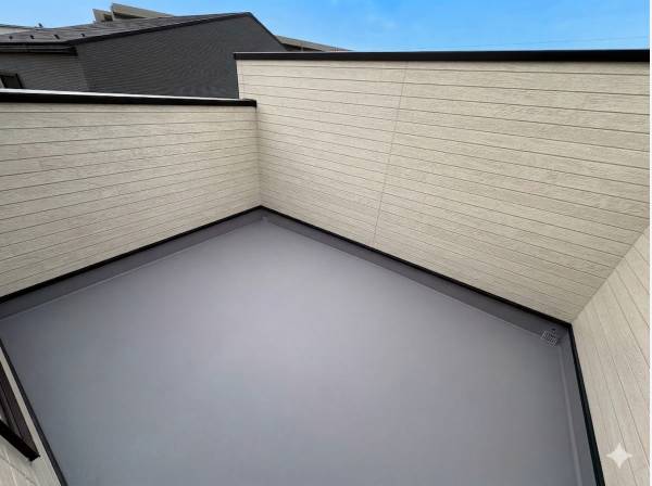 大きなバルコニーあるので、食事もできそうですね。