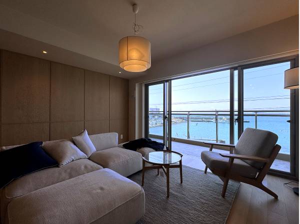 窓いっぱいに広がる海が毎日の特等席。