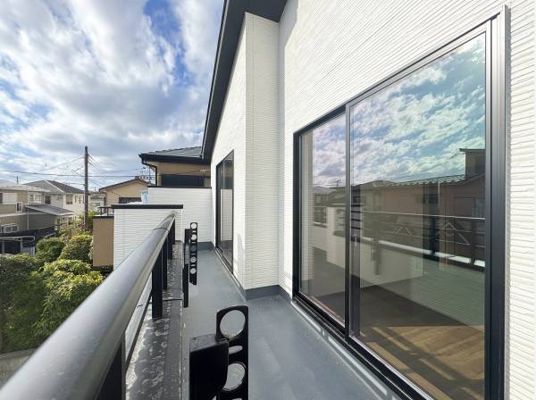 南向きのワイドバルコニーは陽射したっぷり