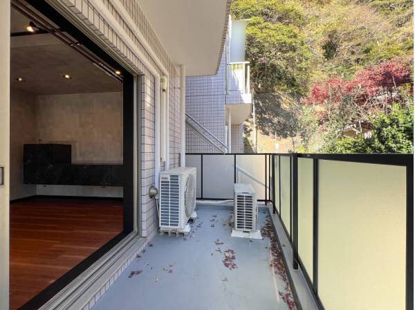 バルコニーの先には季節色に染まる逗子の緑が広がります