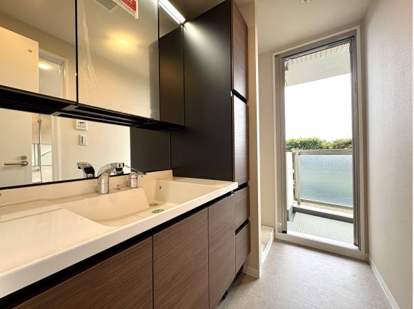 パウダールームからはバルコニーへも出入り可能です。