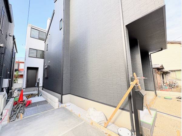 建物外観、玄関アプローチです