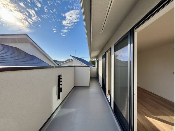 青空とマッチするワイドバルコニー