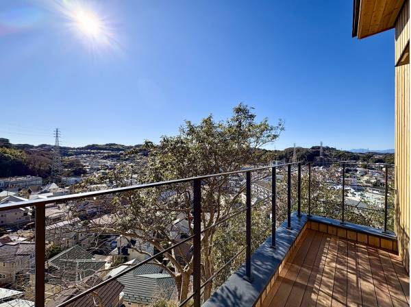 アイアン手摺りが叶える視線を遮らない眺望