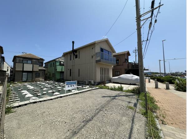 目の前の歩道も広く、綺麗に整備されていて雰囲気が良いです