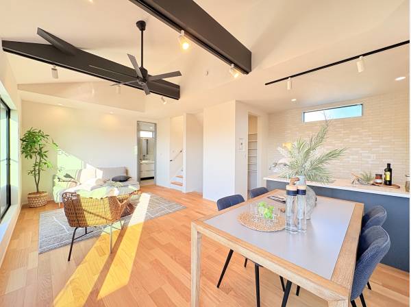 ＬＤＫ、勾配天井の２１．１帖