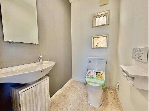 2階のトイレはかなり広いですよ！手洗い場もあります！