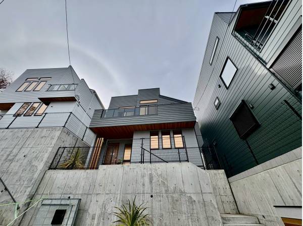 高台に佇む湘南を満喫する邸宅でございます！