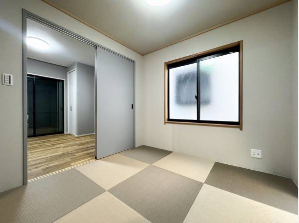 隣り合う洋室と馴染む琉球畳を使用した和室