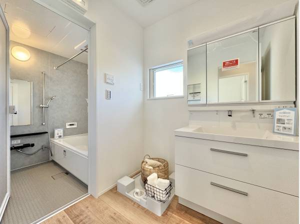 一日の終わりを整える、清潔感あふれる水まわり空間。