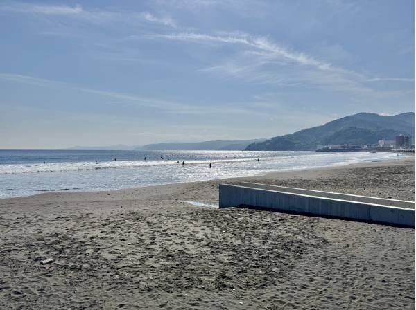 現地から約400mの吉浜海岸ではサーフィンも！