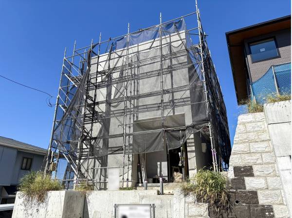 南ひな壇の高台に建築中の新築邸宅