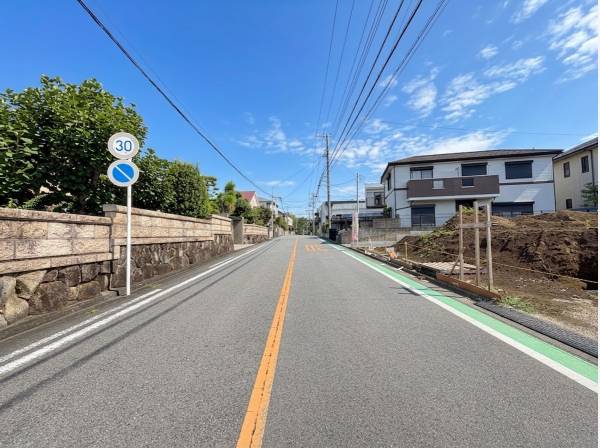 前面道路もゆったりな広さ
