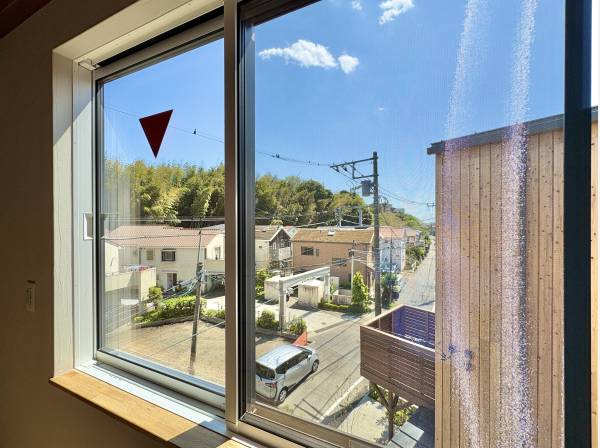 吹抜の踊り場にある窓です。七里ガ浜の景色が広がります