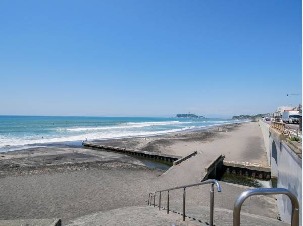 七里ガ浜海岸まで徒歩5分（約400m）
