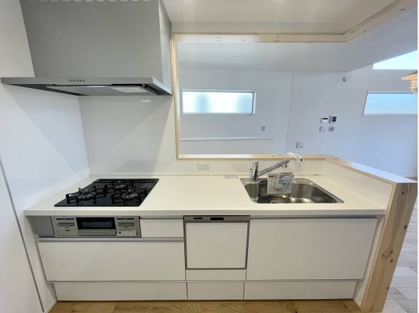 キッチン周りは白基調のシステムキッチン