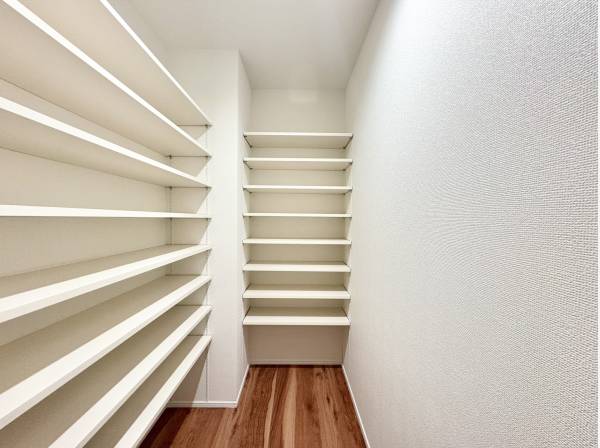 キッチン裏には収納力のあるパントリーもございます！