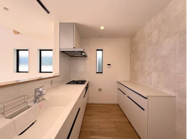 背面収納も備えたキッチン