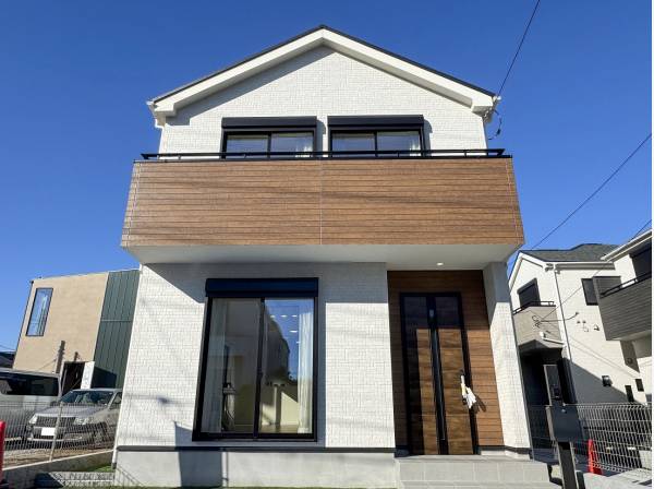 燦燦と陽の光を受ける明るいお住まいです