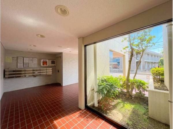 大きな窓から緑を望む落ち着いた住空間