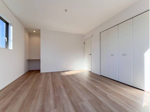 リモートワークや読書にピッタリなカウンターのある主寝室