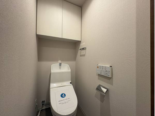 すっきりとしたトイレは収納完備