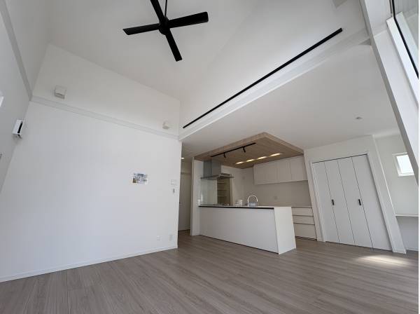 リビングには吹き抜けがあるため開放的です。