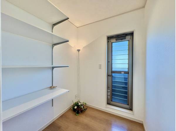 キッチンの背面には大きなパントリーがございます