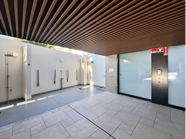 エントランス前にシャワーブースを完備