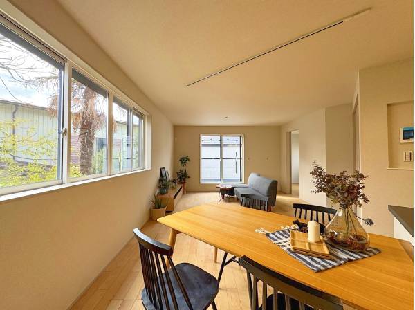 窓の外に隣家の窓がほぼないのでプライバシーは守られていると思います。