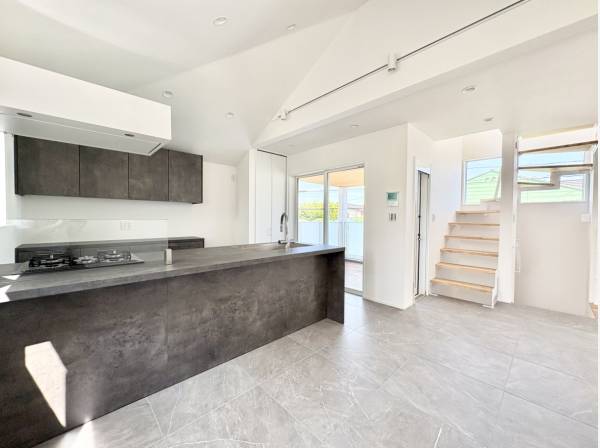タイルを採用したダイニング・キッチン