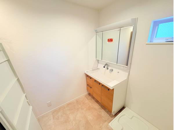 収納力のある三面鏡と、木の温もりを感じる扉が魅力的な洗面化粧台