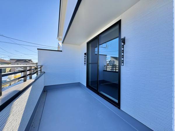 陽光が差込むバルコニー、洗濯物も気持ちよさそうにそよぎます　