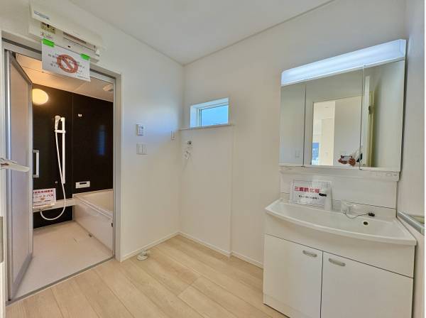 白を基調とした清潔感のある洗面室。