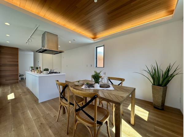 家族団らんのダイニング/折り上げ天井で間接照明仕様