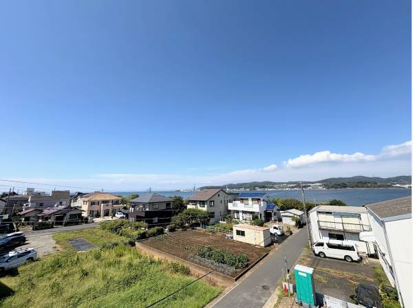 周囲には緑と海が広がっています。