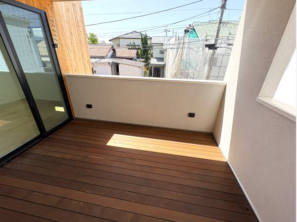 風を感じてリラックス。プライベート感漂う広々ウッドバルコニー
