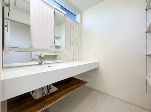 フルフラットカウンターが便利なパウダールーム　