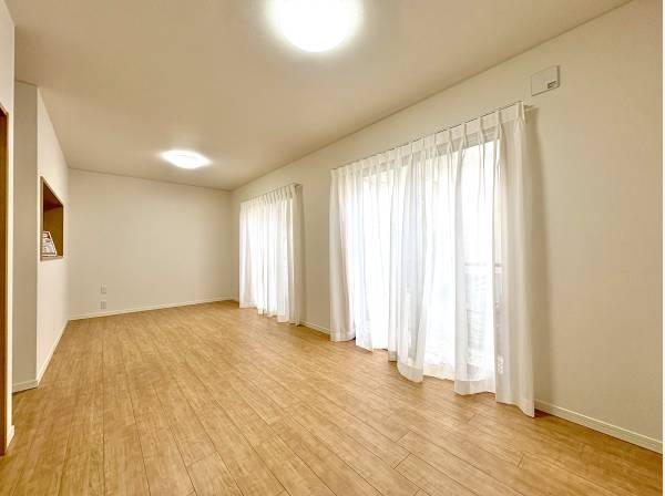 南庭に面したリビングダイニング