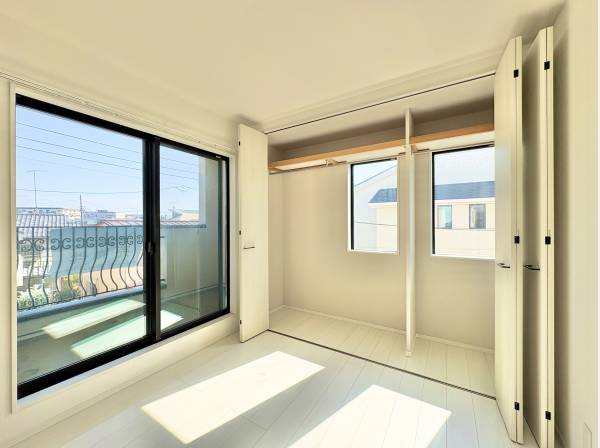 寝室の窓を開ければ、室内と屋外が緩やかに繋がります